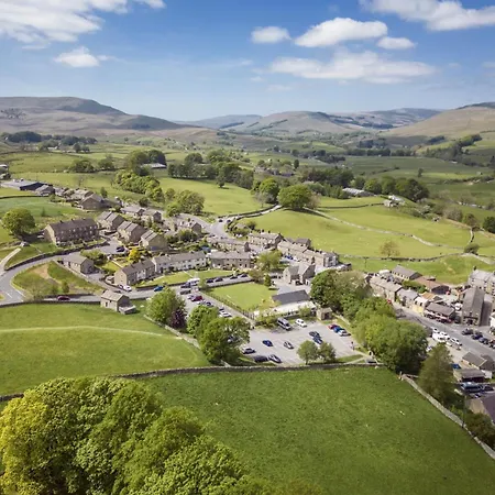 Hill Farm 8 *